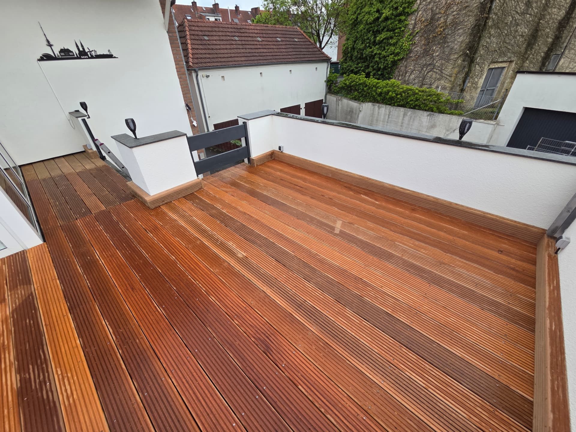 Terrassen Neugestaltung fertig: frisch geölte Holzterrasse