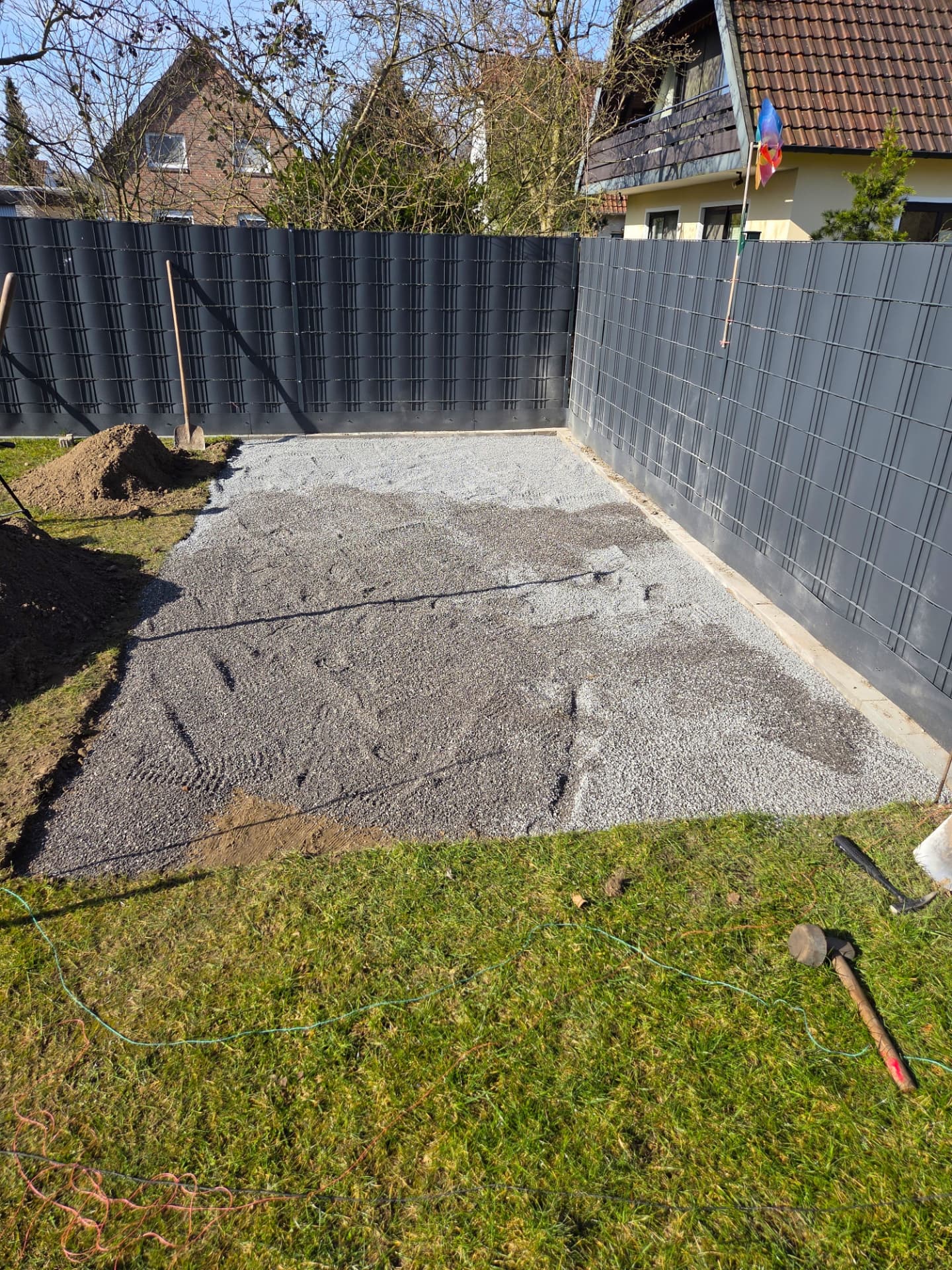 Gartenhüttenaufbau Schritt 1: Fläche ausgehoben und mit Schotter vorbereitet